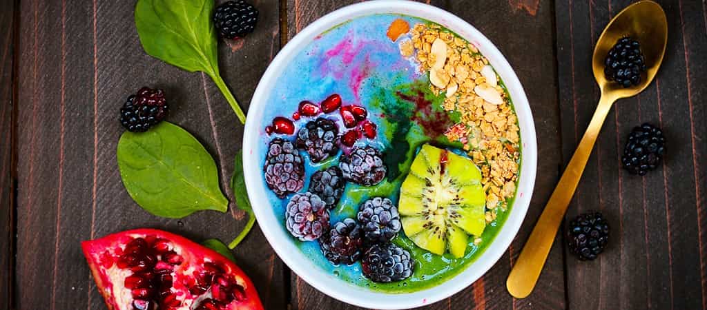 Desayuno plant base con frutos rojos y kiwi